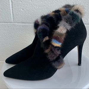 Donald Pliner Black Suede Bootie with Fur TrimPre-loved/Worn Once
Size 9M